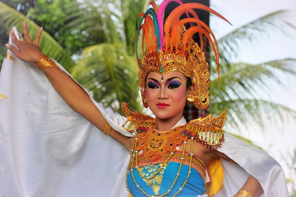 Traditionelle indonesische Kultur: Tänzerin in Tracht auf Bali