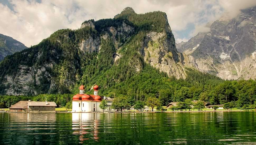 Urlaub in Bayern / Alpen: Blick über den Königssee zur Wallfahrtskapelle St. Bartholomäus in Berchtesgaden
